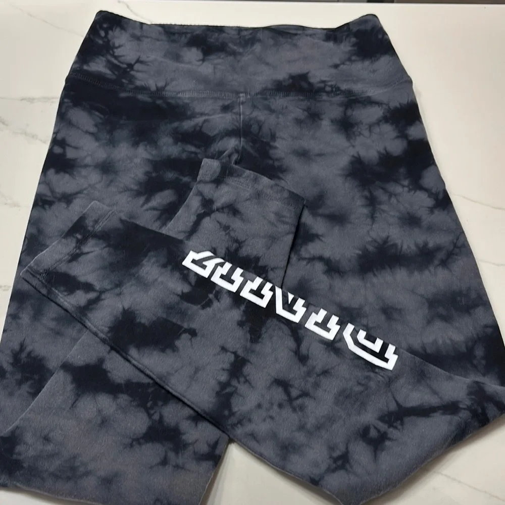 PINK Victoria's Secret Charcoal Tie-Dye Leggings - Picture 4 of 12